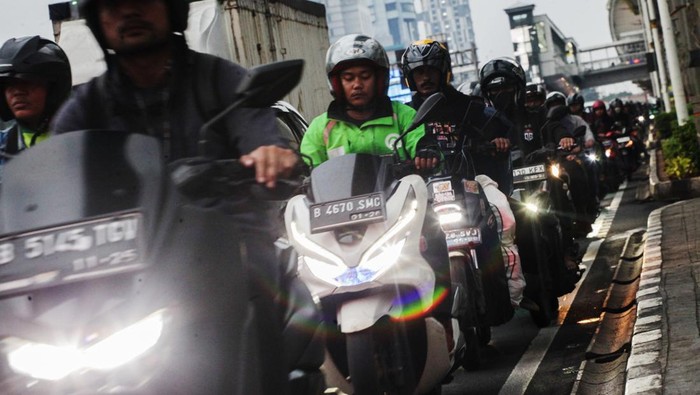 Kebakaran Tumpukan Kayu di MT Haryono Padam, Lalu Lintas Cawang-Pancoran Sempat Padat