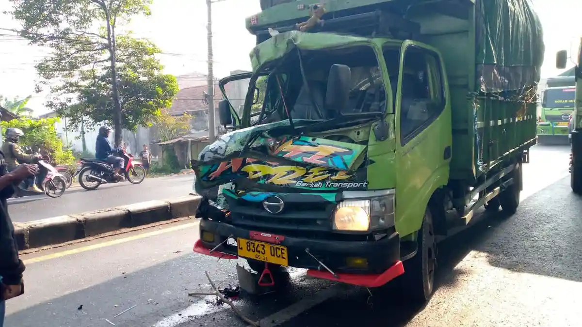 Sopir Kurang Fokus, Truk Hino Tabrak Truk Berhenti di Lampu Merah Jombang, Korban Dilarikan ke RS