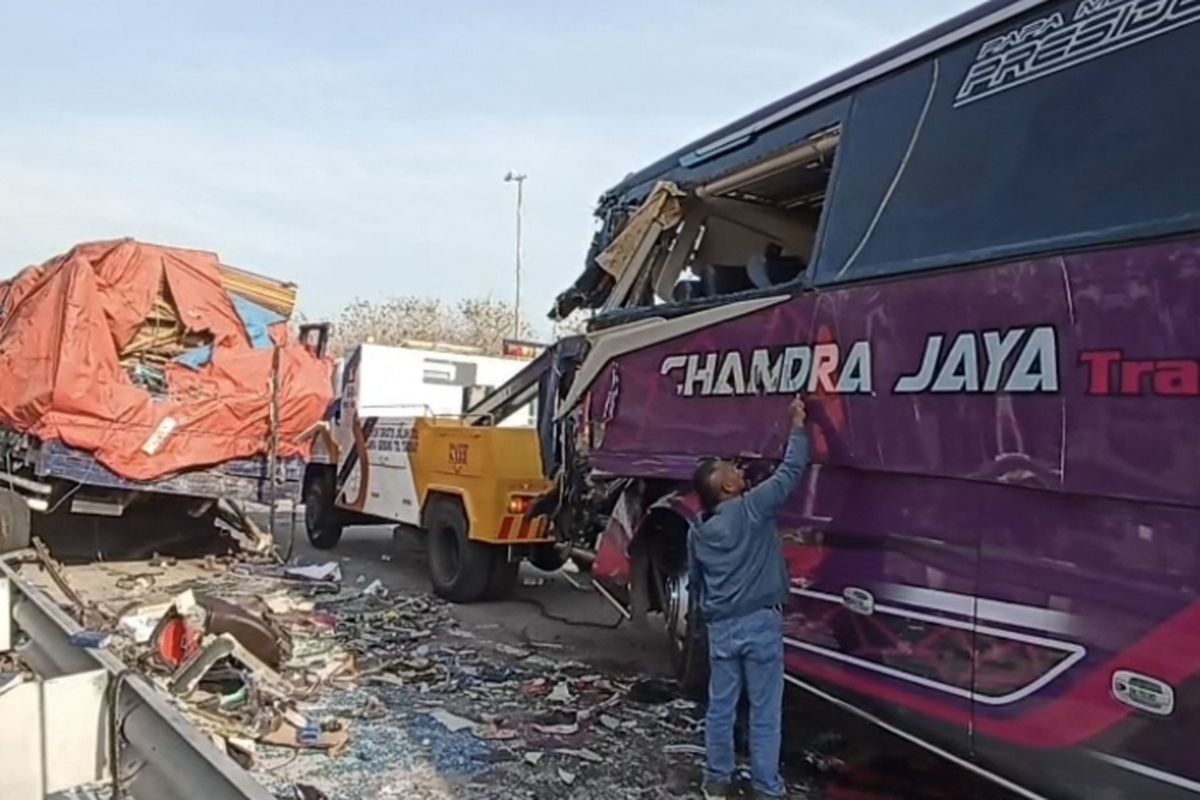 Truk Berhenti di Bahu Jalan akibat Pecah Ban Ditabrak Bus di Tol Ngawi-Solo, 3 Orang Tewas
