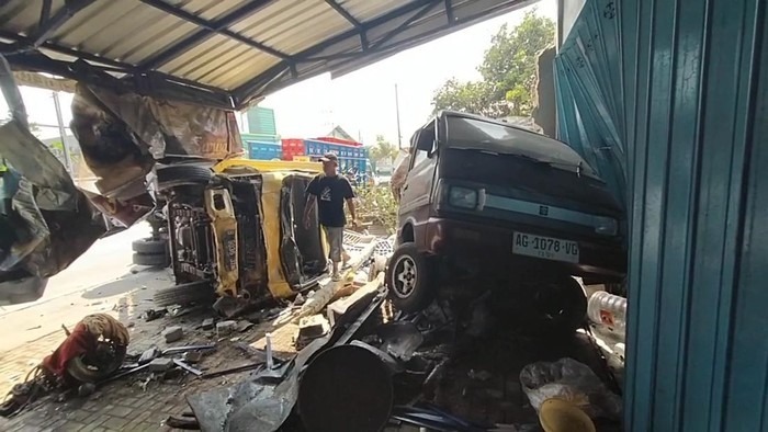 Truk Bermuatan Bir Tabrak Kendaraan dan Dua Rumah di Nganjuk, Dua Orang Meninggal Dunia