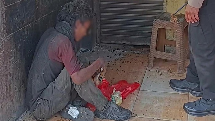 Viral Pria Diduga ODGJ Tidur di Saluran Air Pasar Serpong, Polisi Evakuasi ke Dinas Sosial