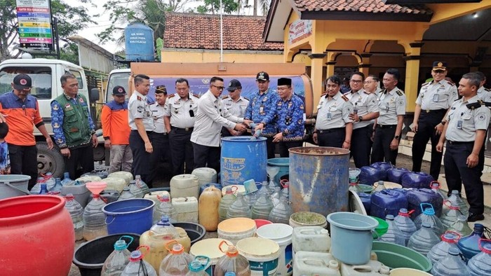 Kekeringan Enam Bulan Melanda Cilacap, Warga Rela Antre Demi Mendapatkan Air Bersih