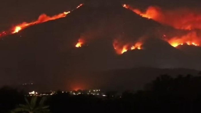Karhutla Gunung Arjuno-Welirang Meluas hingga Tiga Wilayah, 70 Titik Api Masih Terdeteksi