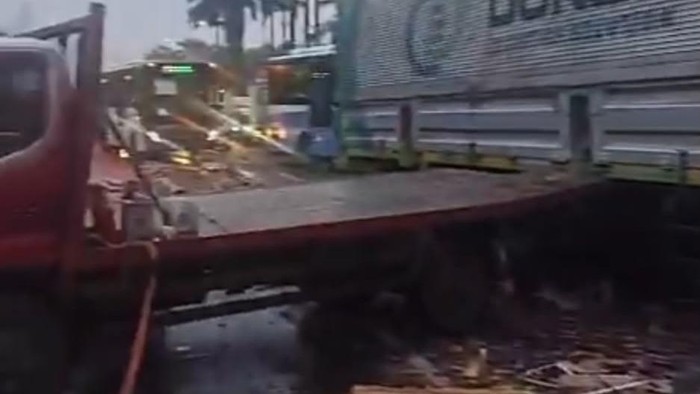 Kecelakaan Dua Truk di Depan DPR Picu Kemacetan, Evakuasi Masih Berlangsung