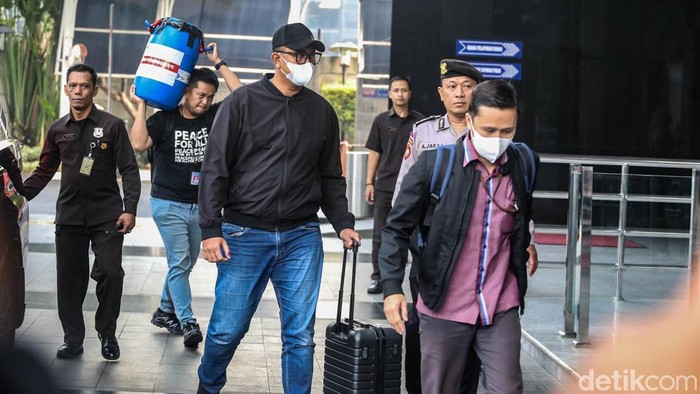 Bupati Klaten Hamenang Tiba di Gedung Merah Putih KPK Usai Terjaring Operasi Tangkap Tangan