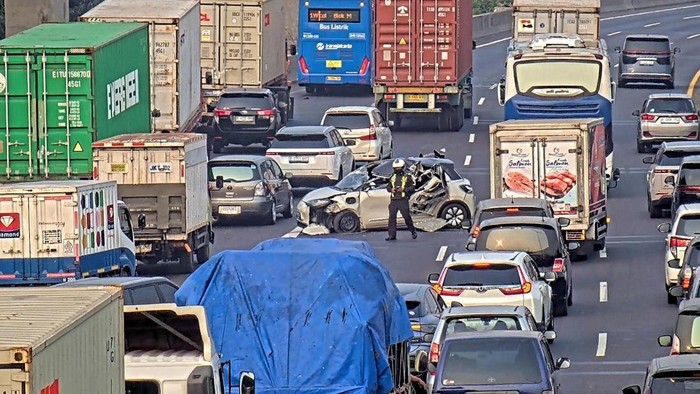 Kecelakaan Sejumlah Kendaraan di Ancol Jakarta Utara Picu Kemacetan, Satu Mobil Tampak Ringsek