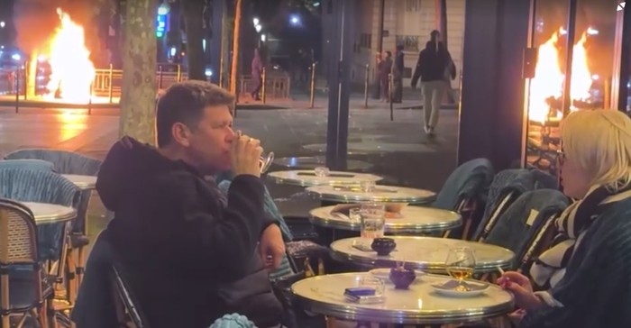 Viral Pasangan Santai Minum di Tengah Kerusuhan Paris, Kobaran Api Terlihat di Belakang Kafe