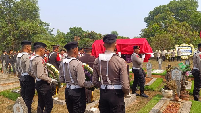 Isak Tangis Iringi Pemakaman Napoleon Bonaparte, Eks Kadivhubinter Polri Dimakamkan di Cikeas