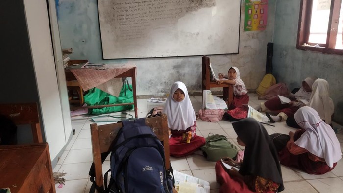 Kekurangan Ruang Kelas, Siswa SD di Pandeglang Terpaksa Belajar di Musala dan Perpustakaan
