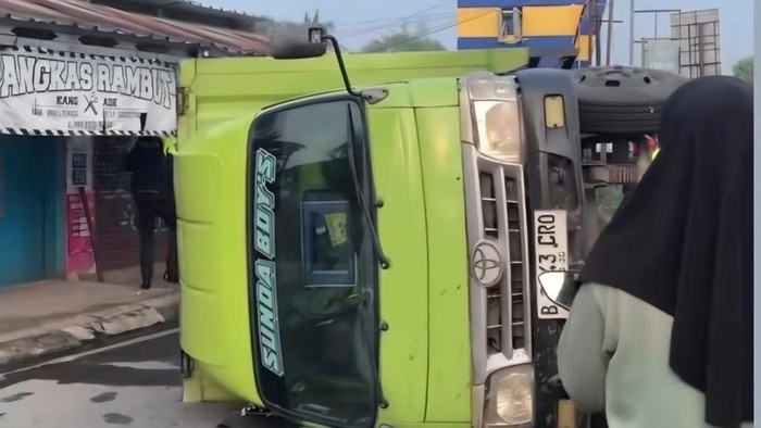 Diduga Mengantuk, Sopir Truk Tabrak Pembatas Jalan hingga Terguling di Bogor