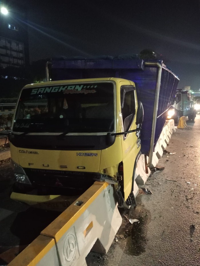 Truk Tabrak Separator Busway di MT Haryono Jakarta Timur, Lalu Lintas Arah Cawang Padat