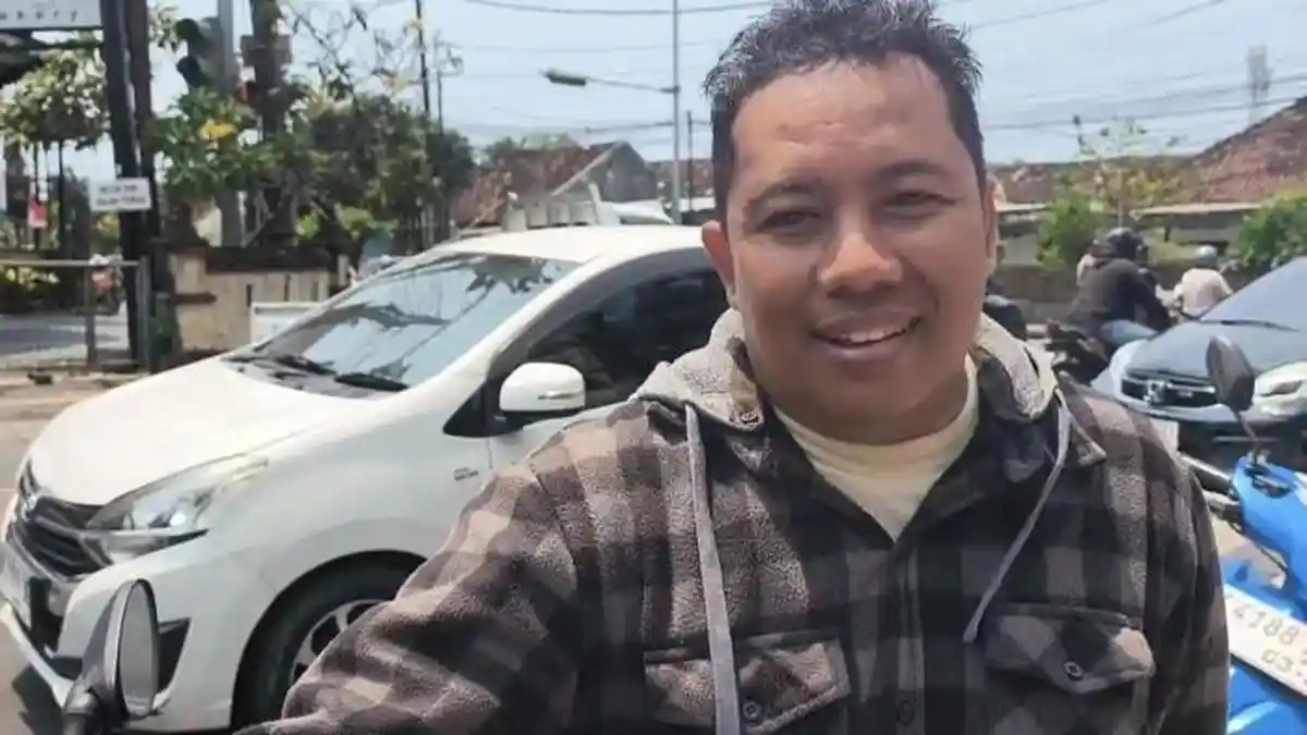 Satpam Kelelahan Usai Antre BBM Berjam-jam di SPBU, Warga Tunjukkan Kepedulian dengan Bagi-bagi Makanan Gratis