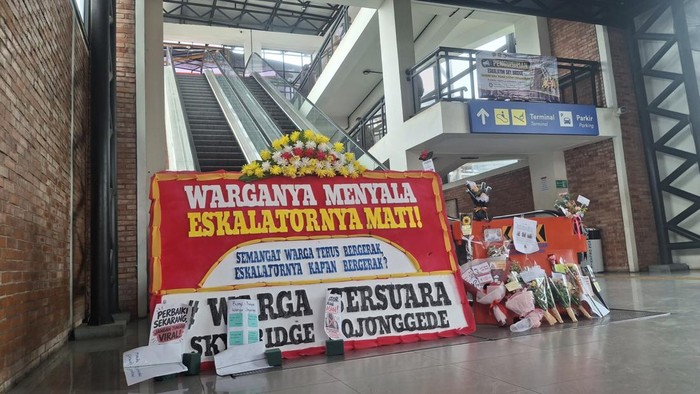 Eskalator Skybridge Stasiun Bojonggede Mati Hampir Setahun, Warga Protes dengan Karangan Bunga